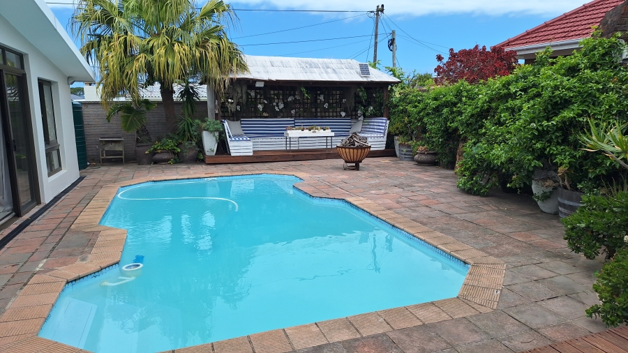 6 Bedroom Property for Sale in Gonubie Eastern Cape